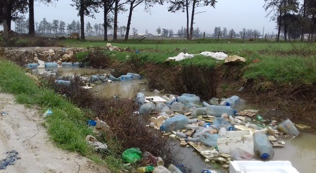 Linking emergency response and waste generation. A case study in a Syrian refugee camp in Lebanon Linking emergency response and waste generation. A case study in a Syrian refugee camp in Lebanon